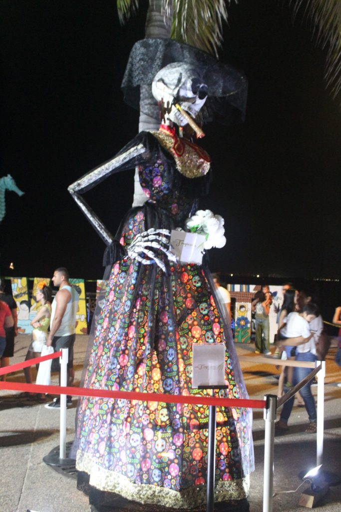 exhibicioncatrinasmalecondevallarta6 683x1024 - Imperdible exposición de catrinas en el malecón de Puerto Vallarta