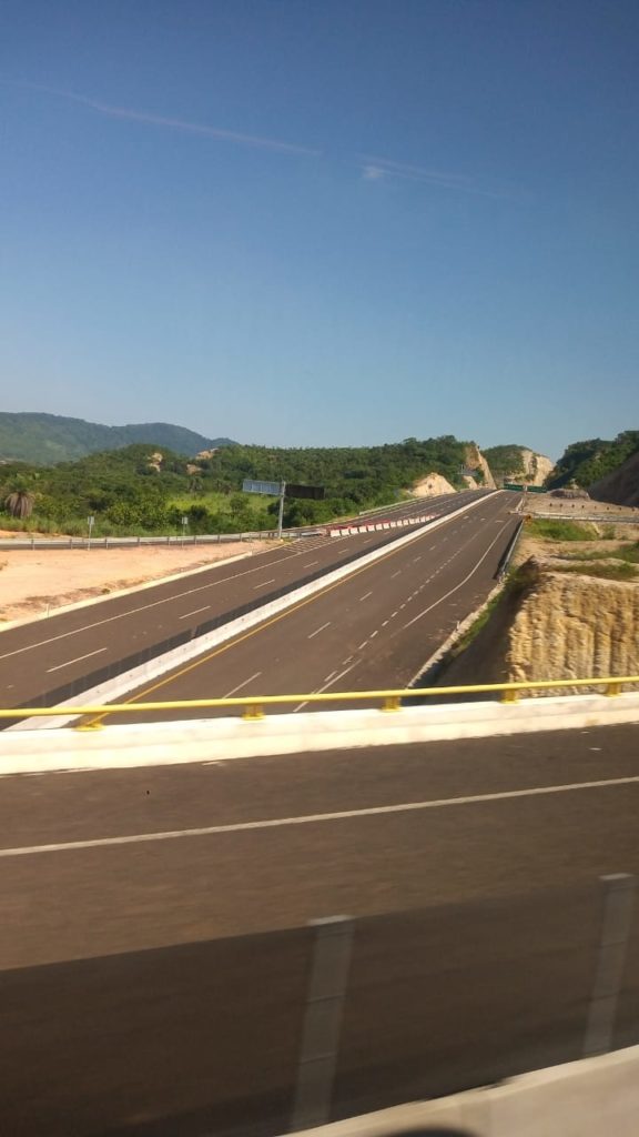 faltansenalesenlanuevacarreterajalavallarta2 576x1024 - Falta señalética en la nueva autopista Jala-Puerto Vallarta