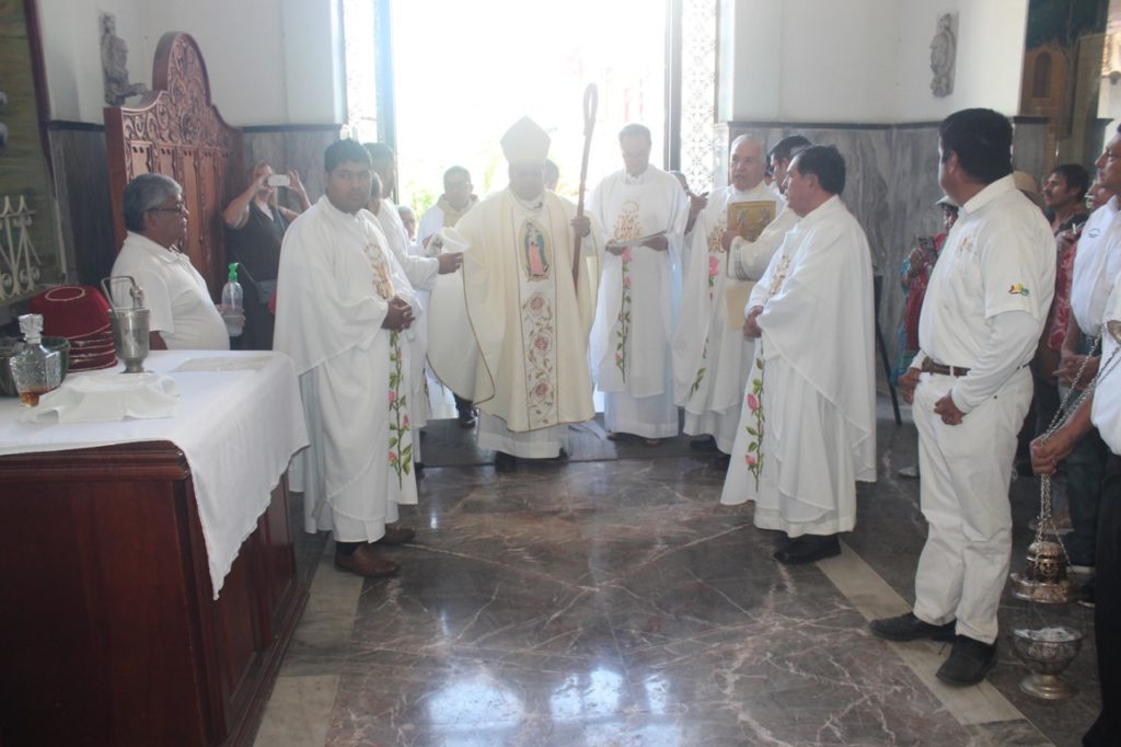 nuevopadreenlaiglesiadeguadalupedevallarta2 1024x682 - Arturo Arana López es el nuevo párroco de la iglesia de Guadalupe