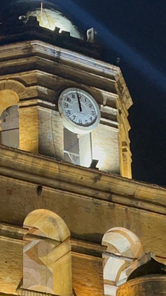 reparanhistoricorelojparroquialdesantiagoapostol 576x1024 - Restauran histórico reloj parroquial en Santiago Apóstol, Compostela