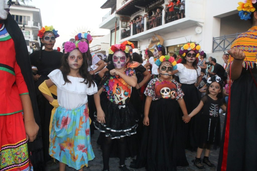 viviopuertovallaartaeltradicionaldesfiledeldiademuertos2 1024x682 - Vivió Vallarta el tradicional desfile del Día de Muertos 2022