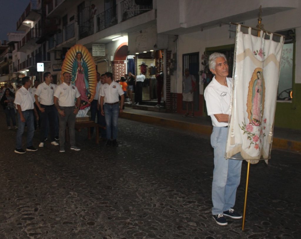 iniciaronlasperegrinacionesalavirgenenvalarta2 1024x813 - Iniciaron las peregrinaciones a la Virgen de Guadalupe en Vallarta