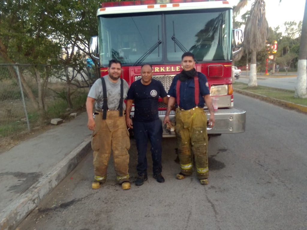 bomberossofocanincendio2 1024x768 - Sofocan los bomberos de Bahía de Banderas un incendio en Nuevo Vallarta
