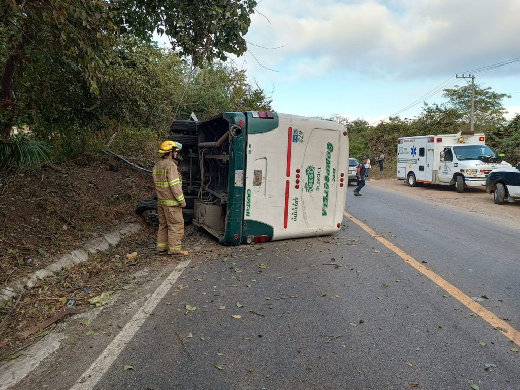 volcaduradecamiondejacuatroheridos2 1024x768 - Volcadura de camión de pasajeros en la carretera federal 200 deja cuatro heridos