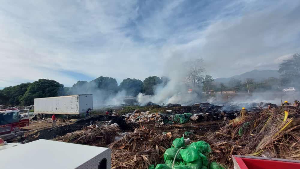 apaganincendioclandestinoenbahia2 - Bomberos sofocan incendio en un basurero clandestino en San José del Valle