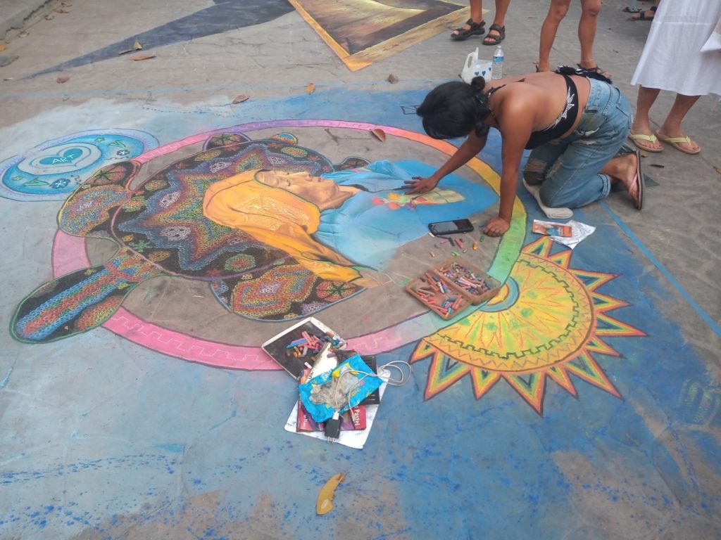 artistaspintaroncongiselpisodebucerias3 1024x768 - Artistas dieron forma y color al cemento en la calle Lázaro Cárdenas, de Bucerías
