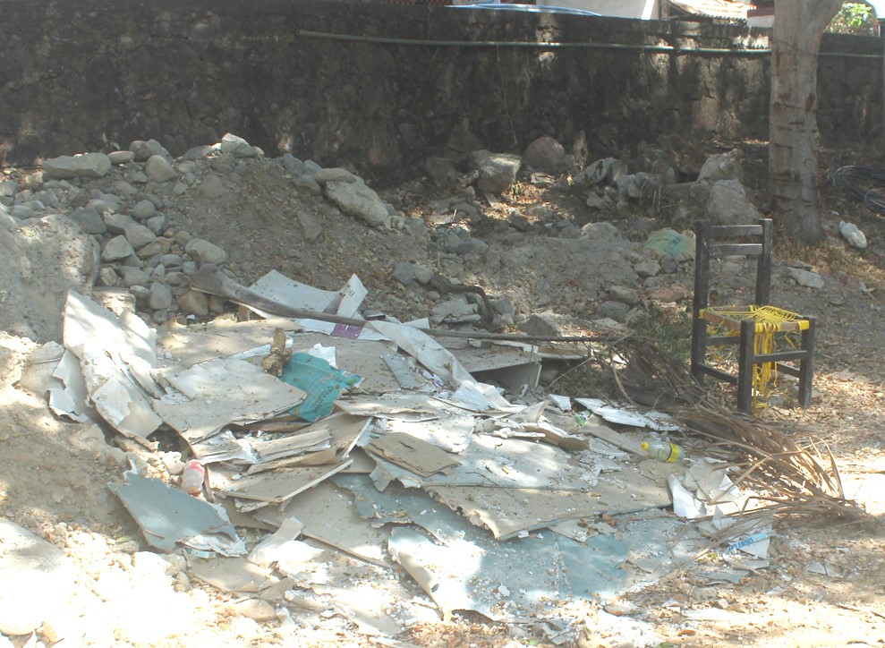 basuraenlaorilladelriocuale2 - Denuncian basurero clandestino en la franja turística de Vallarta