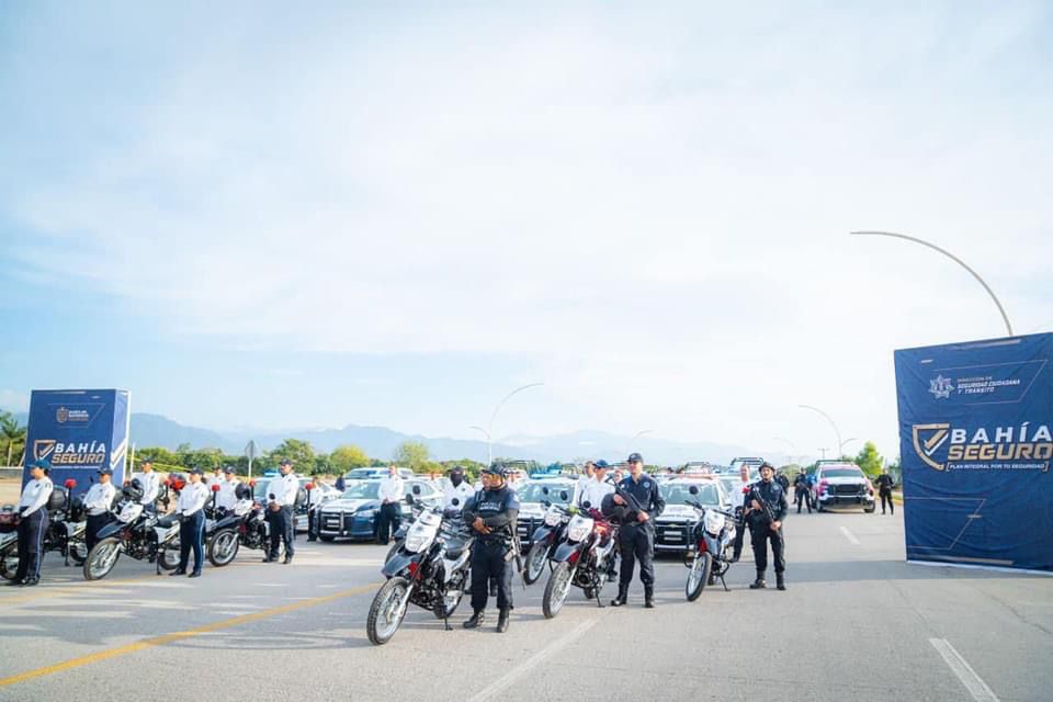 entregan nuevaspatrullasenbahia2 - Entregan 30 patrullas para Seguridad Pública en Bahía de Banderas