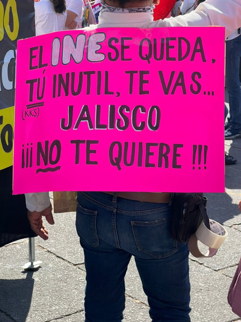 tapatiosendefensadeline2 768x1024 - Con batucada, miles participan en la protesta en Jalisco contra el “Plan B”
