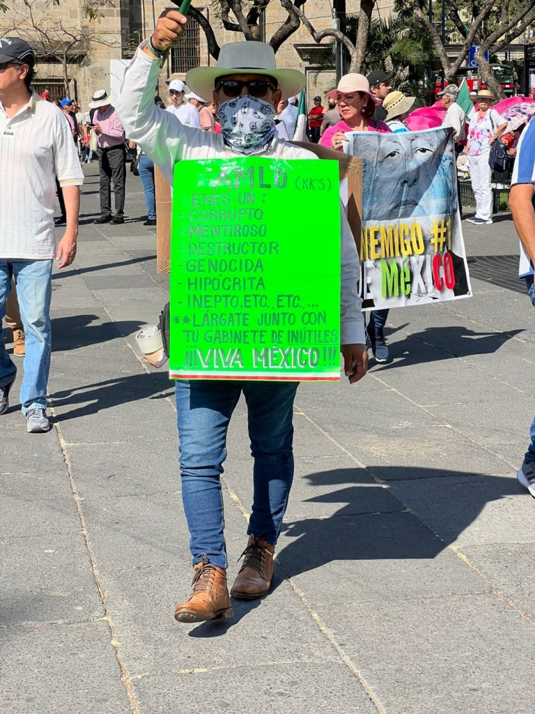 tapatiosendefensadeline3 768x1024 - Con batucada, miles participan en la protesta en Jalisco contra el “Plan B”