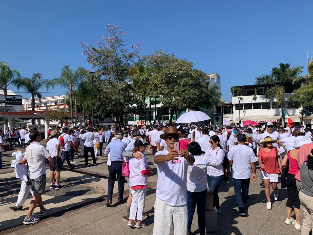 vallartamarchaendefensadeline1 1024x768 - Cientos de personas, en marcha a favor del INE en Puerto Vallarta
