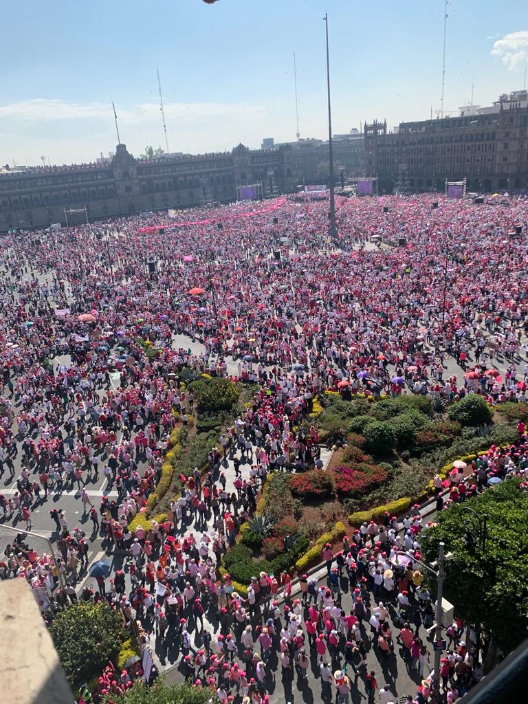 zocalollenoenapoyoaline - Manifestación en defensa del INE pinta de rosa y blanco el Zócalo