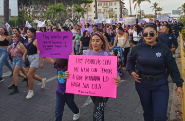 marchanmujeresdevallarta1 - Marchan mujeres de Vallarta y exigen mayor seguridad y justicia