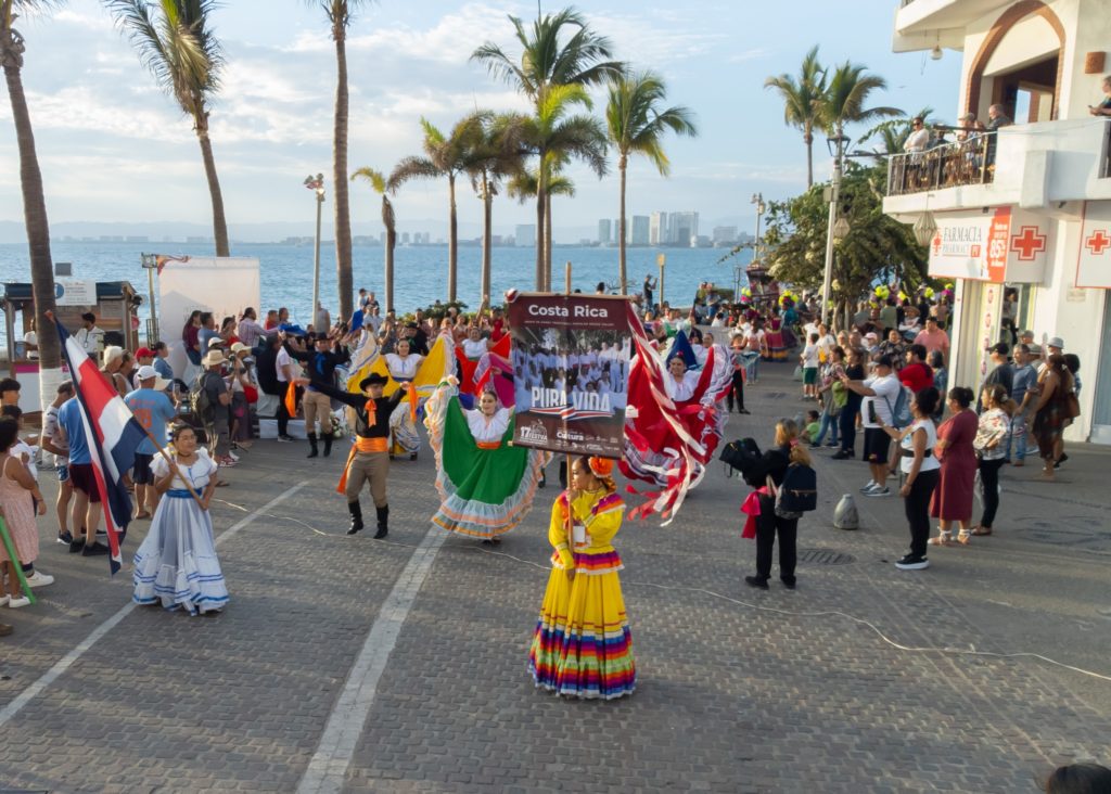 desfilefestivalvallartafolclor3 1024x732 - Gran desfile del Festival Vallarta Azteca del Folclor Internacional