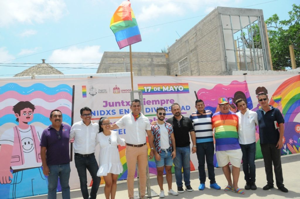 ondeanbanderalgbtenvallaarta2 1024x679 - Ondean la bandera LGBTIQ+ en los espacios públicos de Vallarta