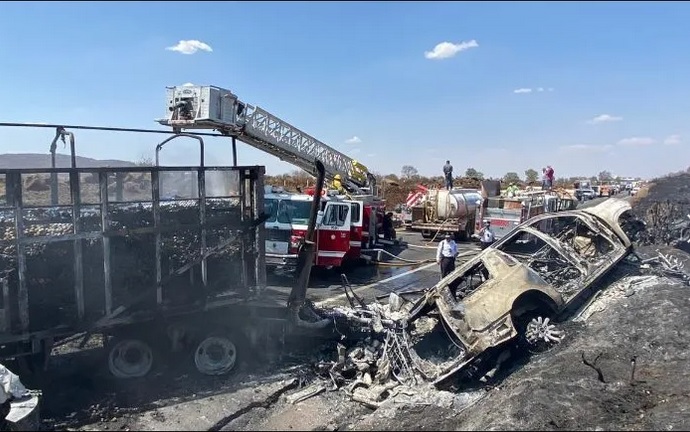 fuerteaccienteencarreteradejalisco3 - Tragedia en Jalisco: Accidente de 16 vehículos deja 5 muertos y 14 heridos