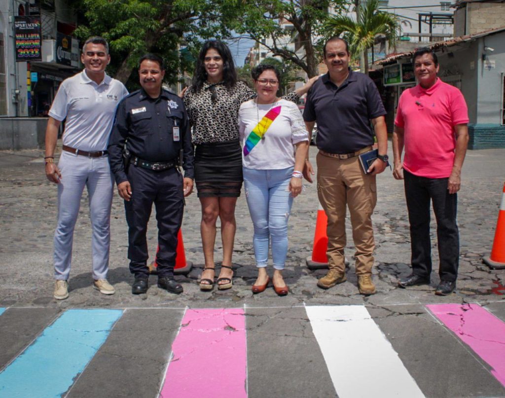 pintandecolorescrucespeatonalesdezonaromantica2 1024x807 - Pintan con colores LGBT+ cruces peatonales en la Emiliano Zapata