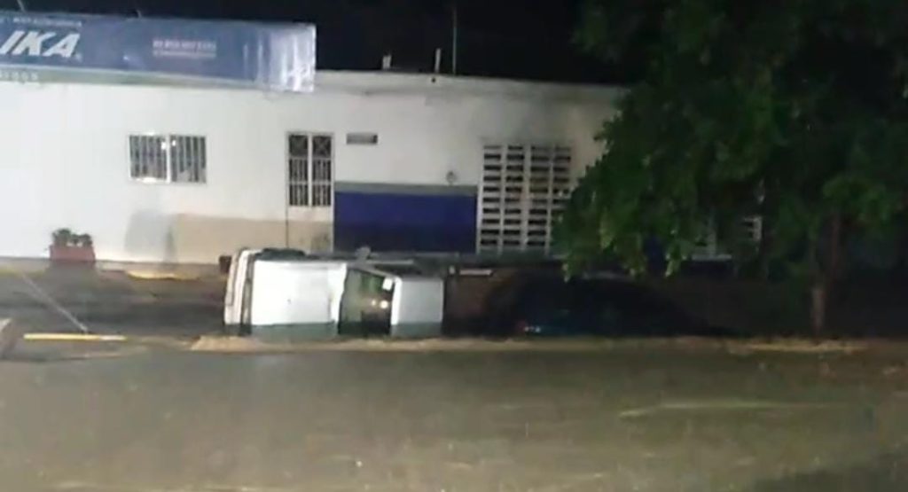 autosenproblemasenlafloresta1 1024x555 - Fuerte tormenta provoca daños en varias zonas de Puerto Vallarta