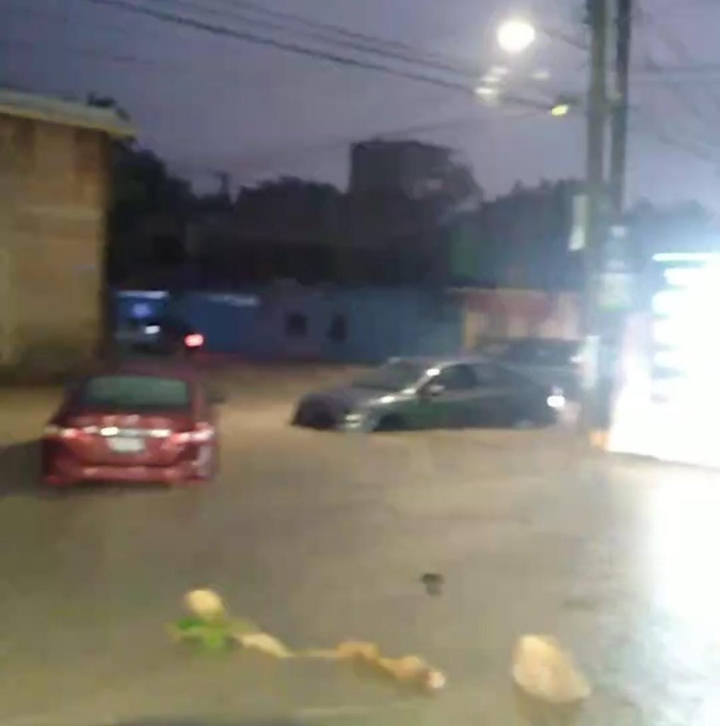 autosenproblemasenlafloresta2 1016x1024 - Fuerte tormenta provoca daños en varias zonas de Puerto Vallarta