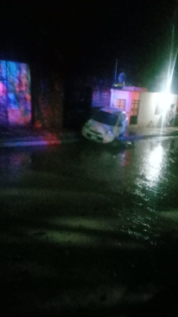 autosenproblemasenlafloresta3 576x1024 - Fuerte tormenta provoca daños en varias zonas de Puerto Vallarta