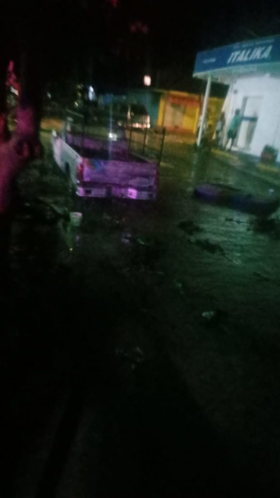 autosenproblemasenlafloresta4 576x1024 - Fuerte tormenta provoca daños en varias zonas de Puerto Vallarta