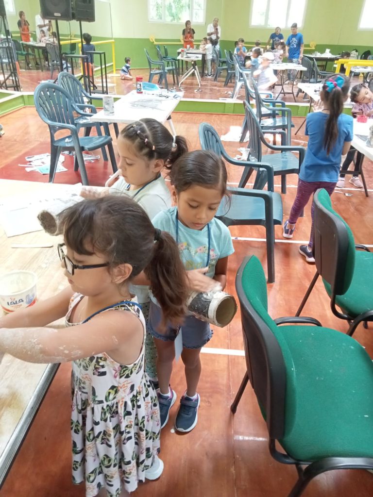 cursodeveranoenlabibliotecalosmangos2 768x1024 - Niños desarrollan faceta artística y cultural en curso de verano de la Biblioteca Los Mangos