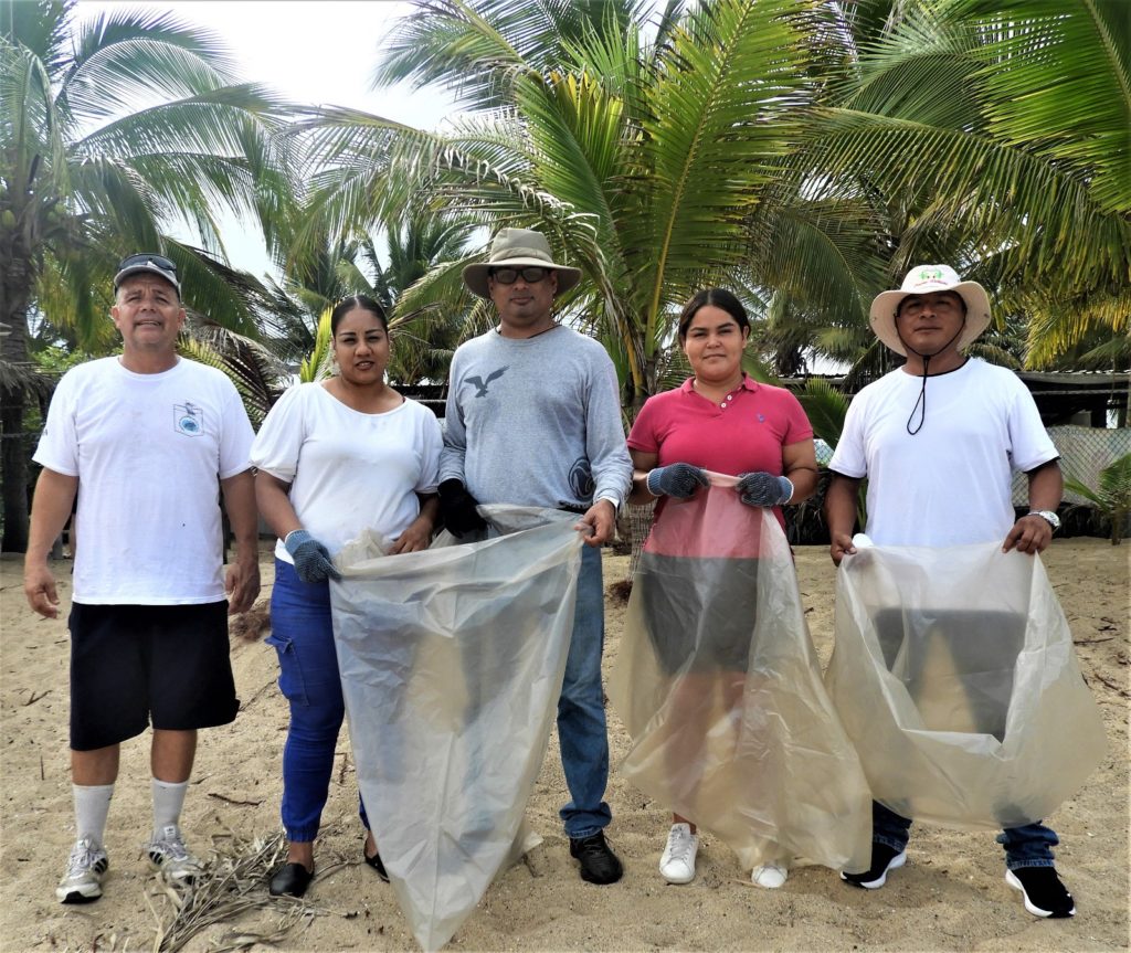 limpianyreforestanplayadelnaranjoenlapenitadejaltemba2 1024x863 - Voluntarios reforestan y recolectan basura en  playa El Naranjo, de la Peñita de Jaltemba