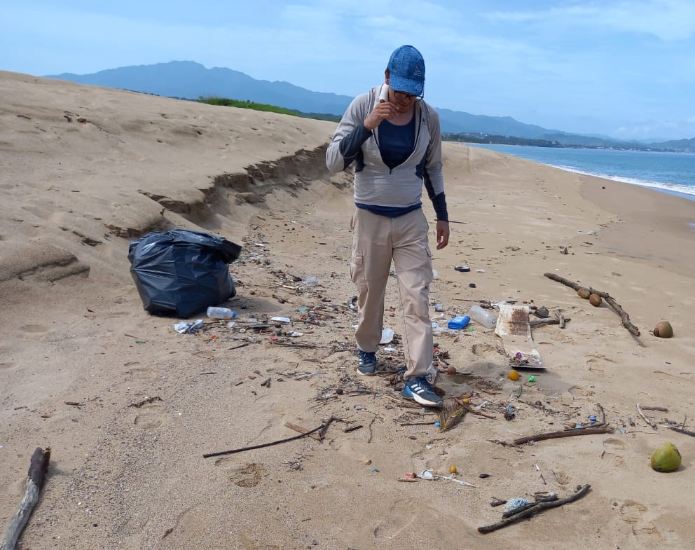 limpianyreforestanplayadelnaranjoenlapenitadejaltemba3 - Voluntarios reforestan y recolectan basura en  playa El Naranjo, de la Peñita de Jaltemba