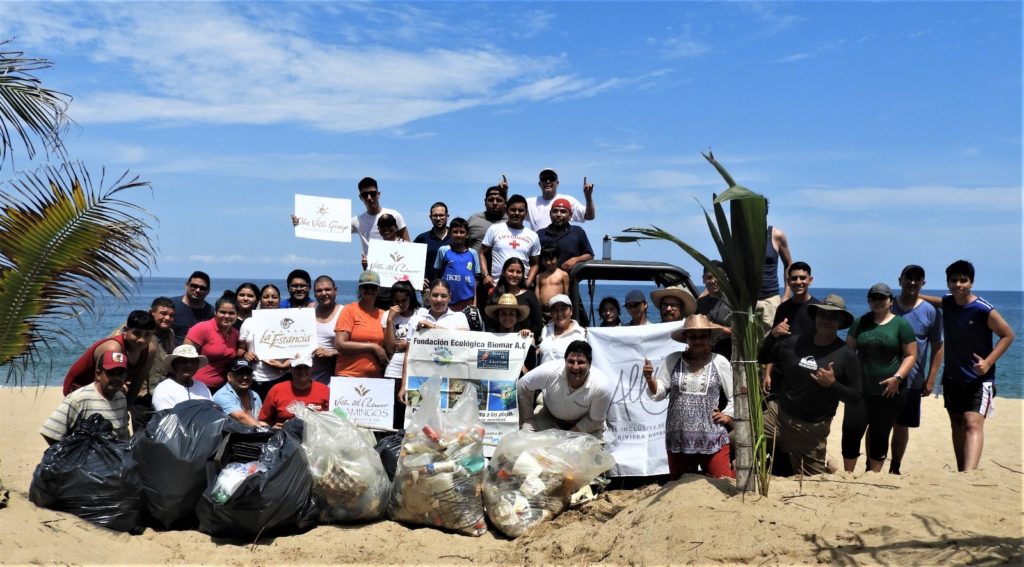 limpianyreforestanplayadelnaranjoenlapenitadejaltemba5 1024x567 - Voluntarios reforestan y recolectan basura en  playa El Naranjo, de la Peñita de Jaltemba