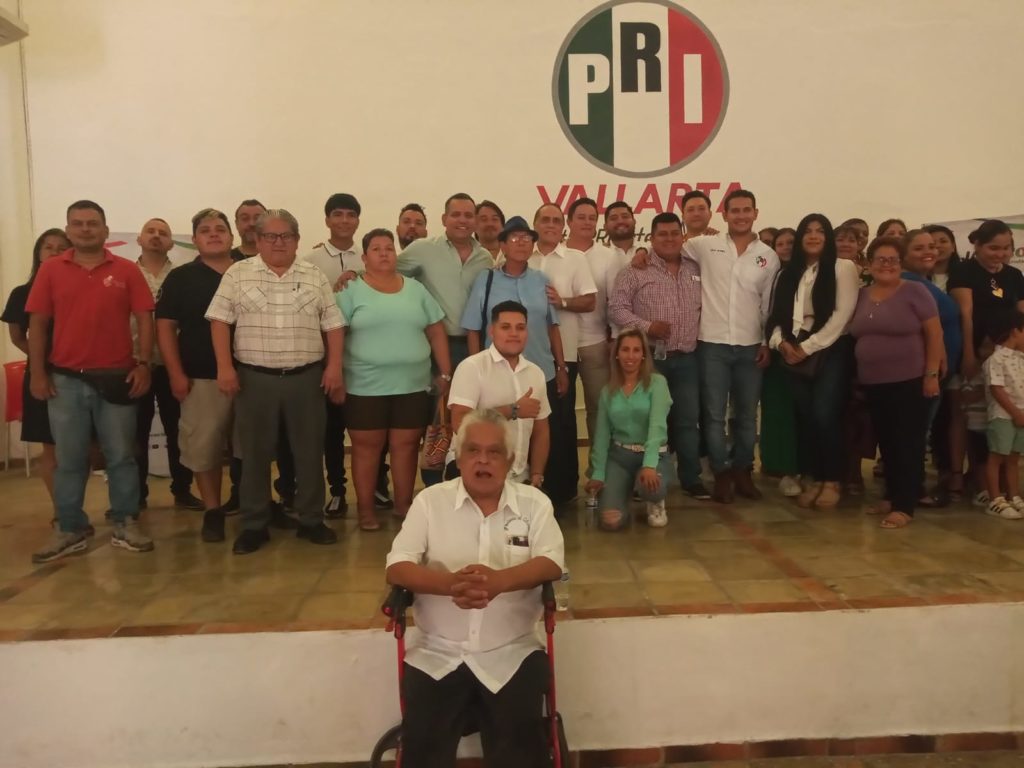 unidadrevolucionariadelpririndeprotestavallarta5 1024x768 - Unidad Revolucionaria del PRI en Puerto Vallarta renueva dirigencia