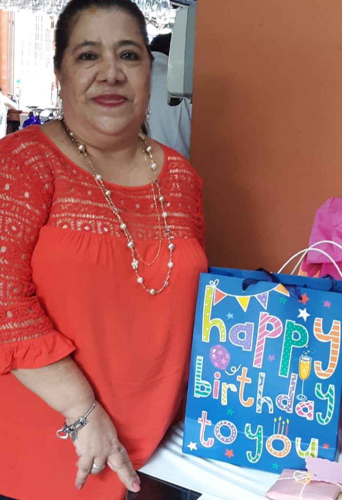 raquelitorojascelebrosucumpleanos2 700x1024 - Rodeada de amigas, Raquelito Rojas festejó su cumpleaños