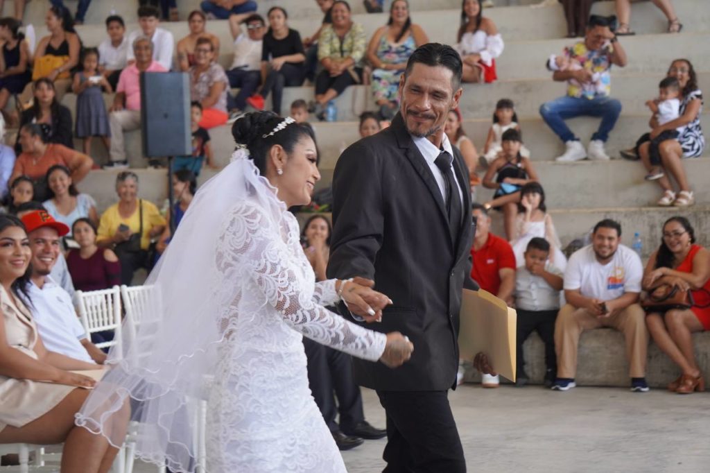 realizaronceremoniadematrimonioscolectivos4 1024x682 - Gobierno municipal realizó ceremonia de matrimonios colectivos