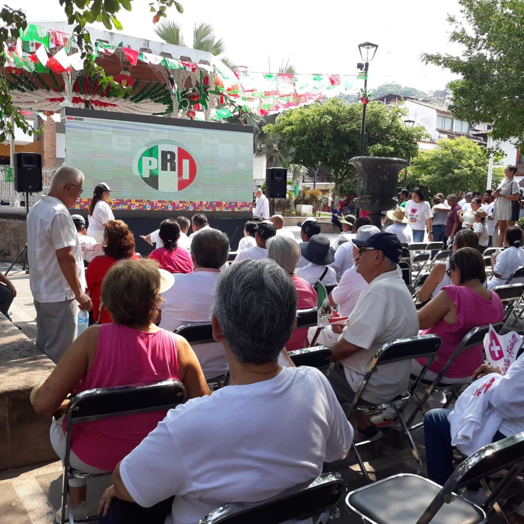 Foto 5 1024x1024 - Manifestación de apoyo en PV a candidatura de Xóchitl Gálvez