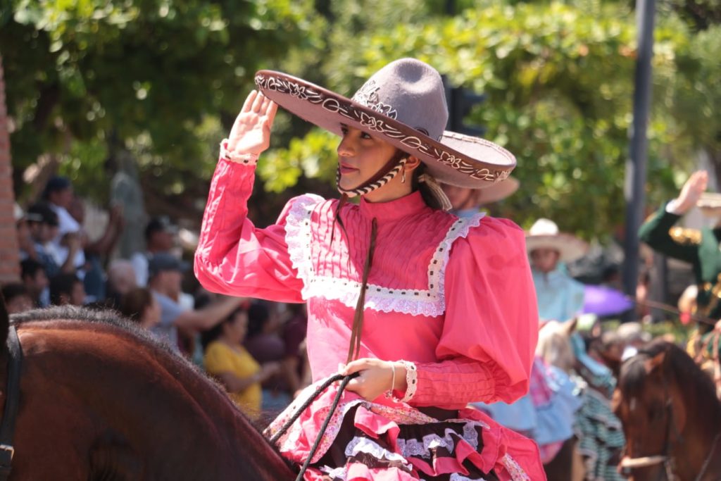 charrosencantanendesfiledelcentro 4 1024x683 - Encanta, el tradicional desfile charro en Puerto Vallarta