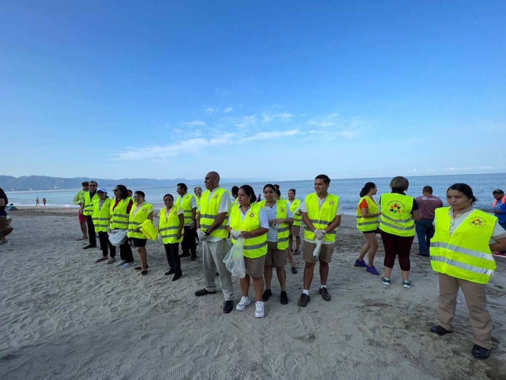 limpiaronlasplayasdepuertovallarta3 1024x768 - Decenas de voluntarios limpiaron las principales playas de Vallarta