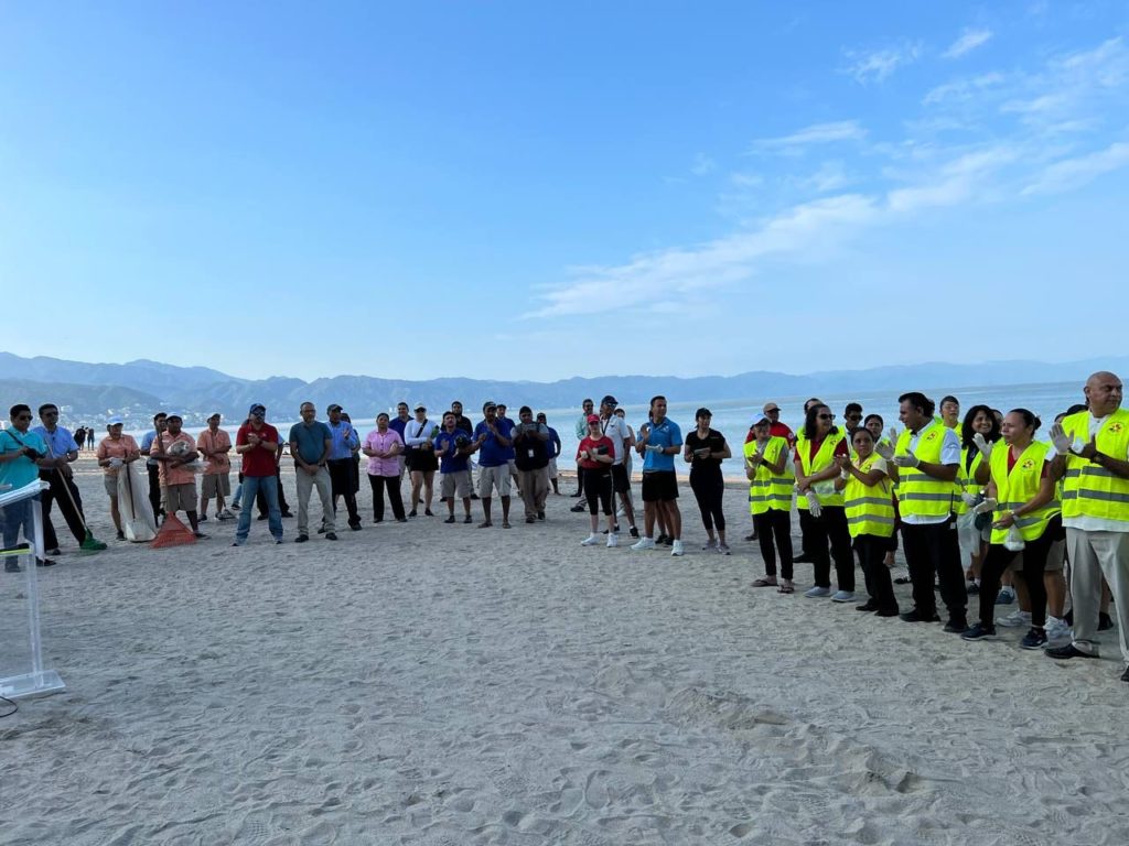 limpiaronlasplayasdepuertovallarta4 1024x768 - Decenas de voluntarios limpiaron las principales playas de Vallarta