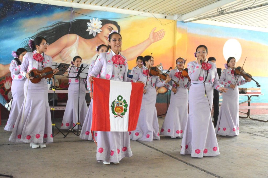 mariachifemenilperuanosepresentaenpuentegrande2 1024x682 - Comisaría de Reinserción Femenil recibe a mariachi femenil peruano en Puente Grande