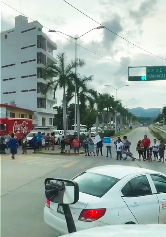 bloqueancarreterafederal200 - Bloqueo a carretera 200 afecta a cientos de automovilistas; turistas perdieron sus vuelos