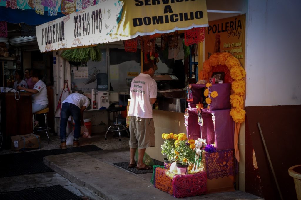 iniciaexhibiciondealtaresdemuerto3 1024x682 - Inicia exhibición de altares en mercados municipales 5 de Diciembre y Emiliano Zapata