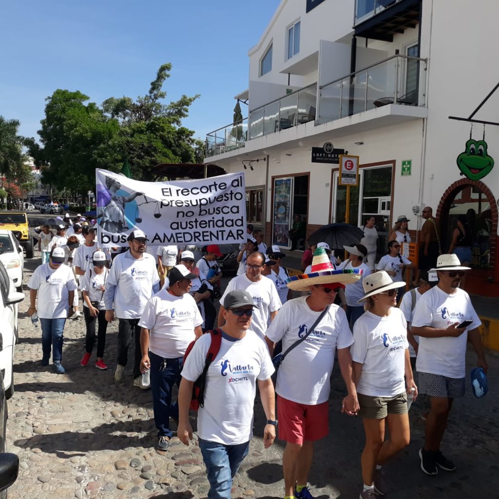 vallartasesumaadefensadelpoderjudicial3 1024x1024 - Puerto Vallarta se sumó a marcha para la defensa del Poder Judicial