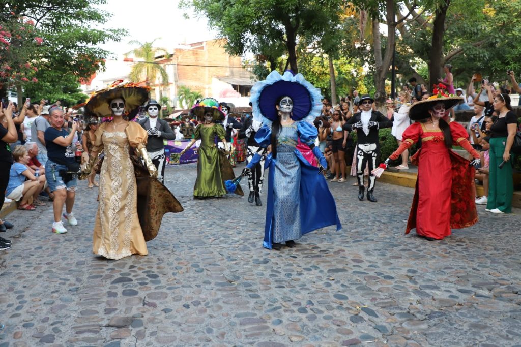 desfiledediademuertosenelmalecondevallaarta2 1024x683 - Habitantes y turistas disfrutaron el desfile del Festival del Día de Muertos