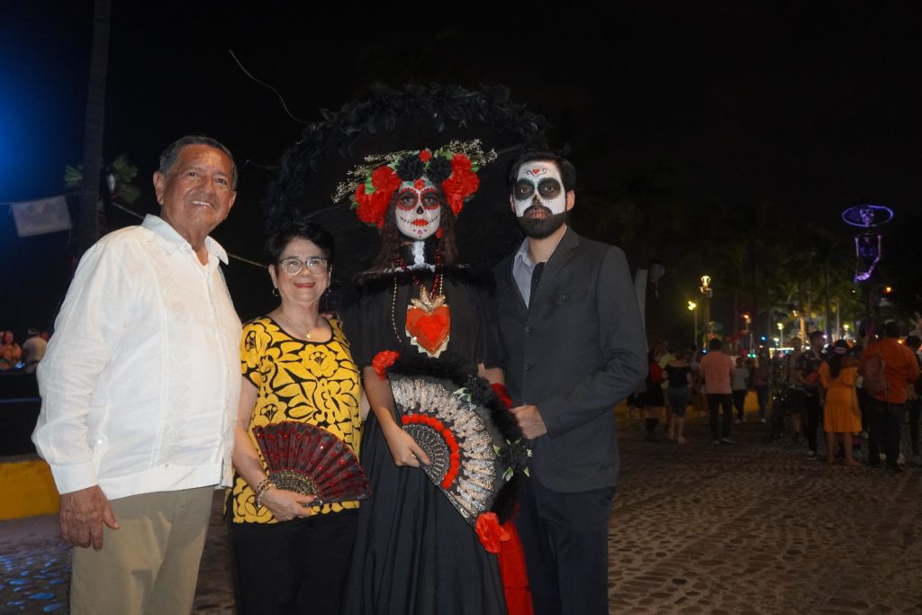 desfiledediademuertosenelmalecondevallaarta5 1024x683 - Habitantes y turistas disfrutaron el desfile del Festival del Día de Muertos