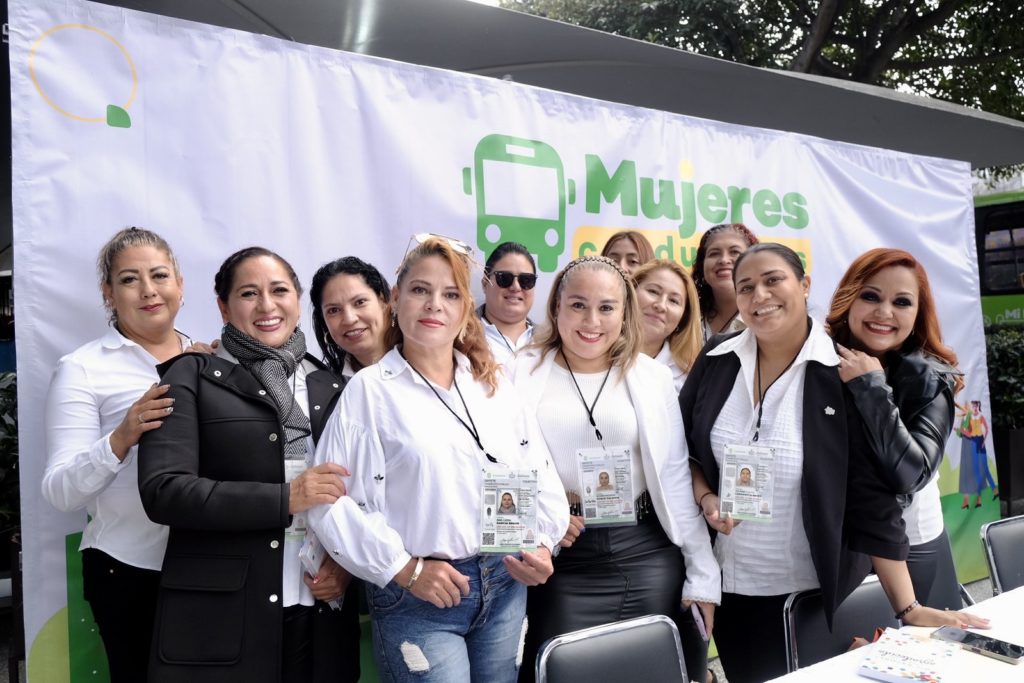 egresageneraciondemujeresconductoras2 1024x683 - Egresa la tercera generación de mujeres conductoras de Jalisco