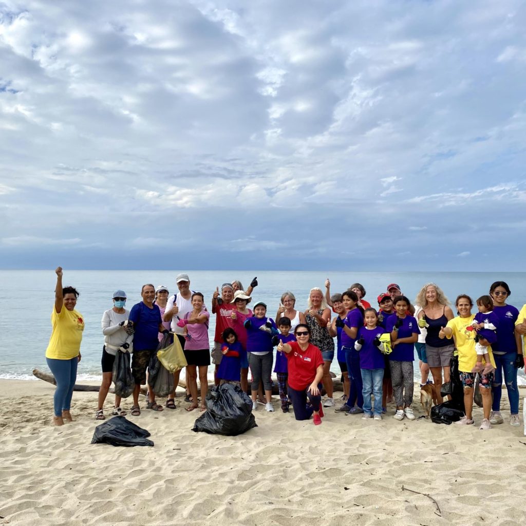 limpiezadeplayaenbucerias2 1024x1024 - Residentes extranjeros en Bucerías realizan campaña de limpieza en la playa