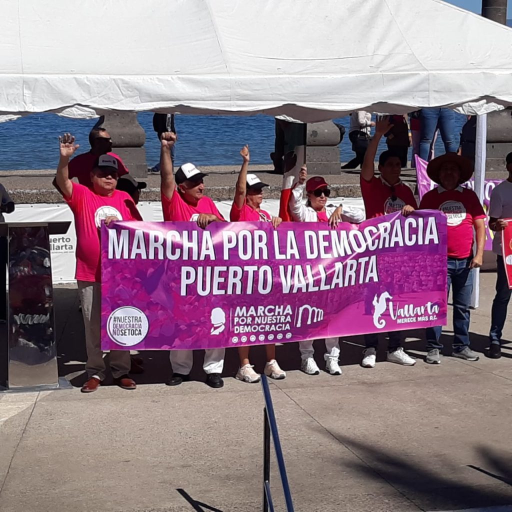 marchaporlademocraciaenvallarta11 1024x1024 - Puerto Vallarta se sumó a la “marcha por la democracia”