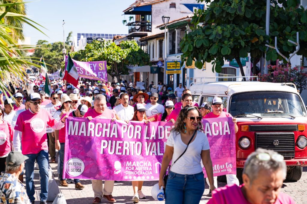 marchaporlademocraciaenvallarta4 1024x682 - Puerto Vallarta se sumó a la “marcha por la democracia”
