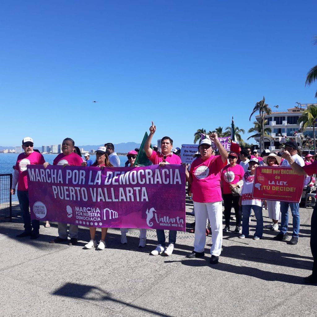 marchaporlademocraciaenvallarta5 1024x1024 - Puerto Vallarta se sumó a la “marcha por la democracia”