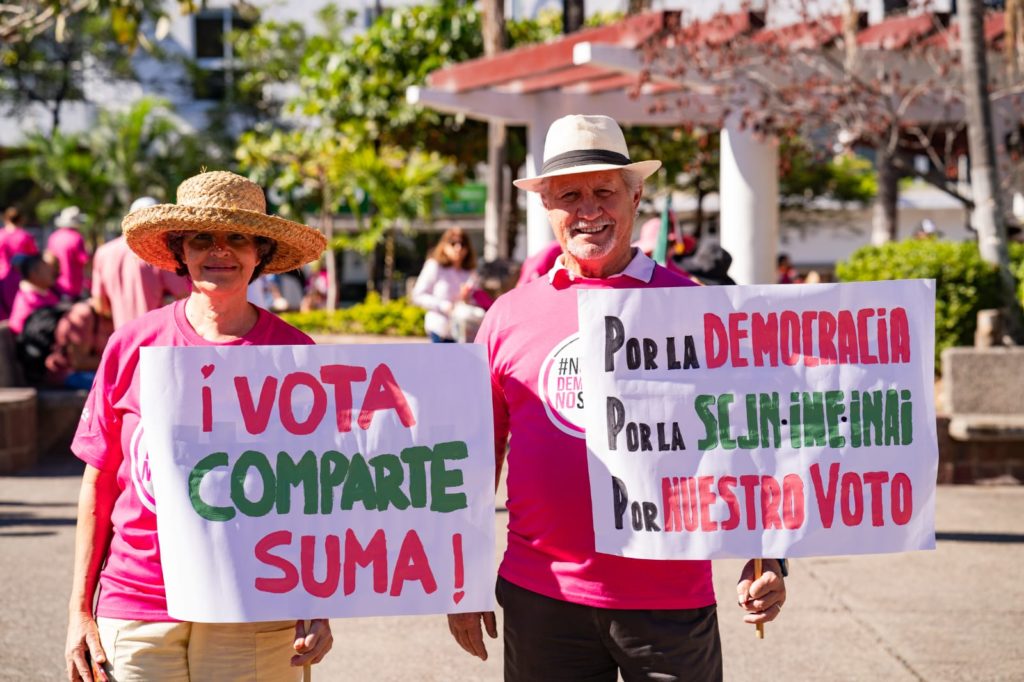 marchaporlademocraciaenvallarta8 1024x682 - Puerto Vallarta se sumó a la “marcha por la democracia”