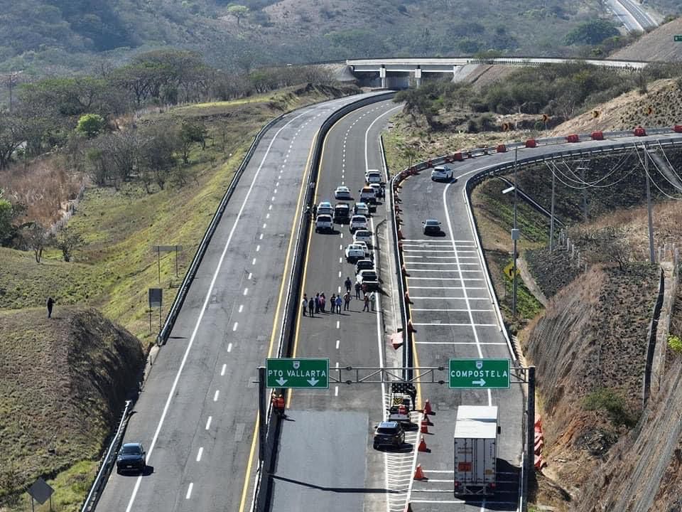 abrennuevotramocarretera3 - Turismo aprovecha tramo abierto en carretera para venir a Vallarta