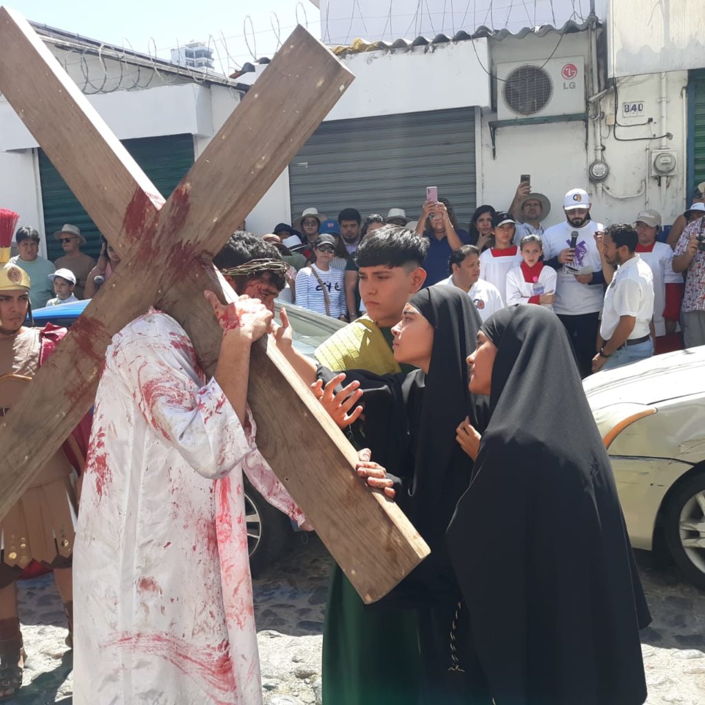 envallartaelviacrucis3 1024x1024 - Puerto Vallarta vive con intensidad el dolor del viacrucis de Jesús